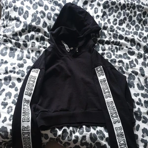 Svart Huvtröja  - En lite kortare modell på en huvtröja. Nästan som en magtröja. Skönt matrial och bra kvalité. 