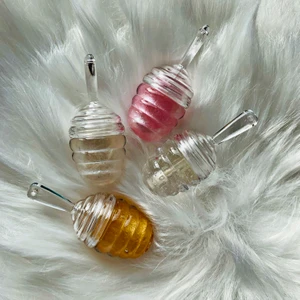 Läppglans - Söta 🍯 läppglans. Finns i guld, rosa, pearl och clear. Guld, rosa och pearl smakar vanilj. Clear smakar citron. Jag Säljer läppglans,läppoljor och läppskrubbar som även går att beställa på min Instagram by_butterflygloss! Innehåller vitamin E olja, grapeseedoil och kokosolja för att mjukgöra läpparna. Jag har varit väldigt noggrann med hygienen vid produktionen av dessa: uppsatt hår, tvättade tuber, handskar och spritad yta etc! Läppglanset känns väldigt mjukt på läpparna. De  kostar 35kr st. Gåva medföljer vid köp💕 Jag samfraktar gärna!