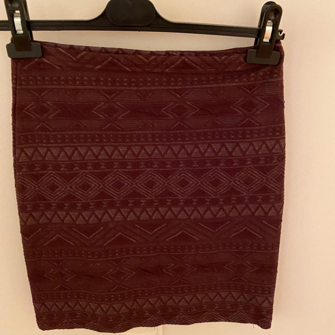 En kort kjol med mönster på.