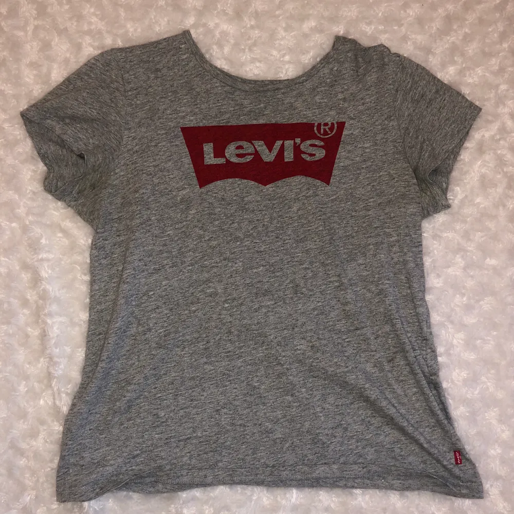 Grå Levi’s t-shirt med rött tryck❤️ sitter superbra men kommer tyvärr inte till användning, är S men passar även mig som har M 🙌. T-shirts.
