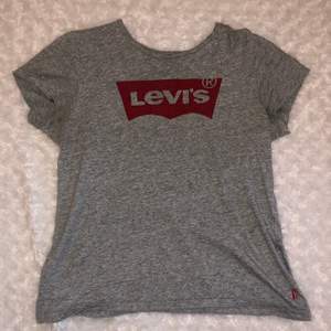 Grå Levi’s t-shirt med rött tryck❤️ sitter superbra men kommer tyvärr inte till användning, är S men passar även mig som har M 🙌