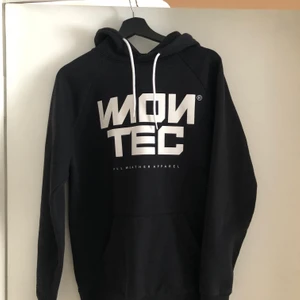 Wontec Hoodie - Snygg Hoodie från Wontec. Använd men i fint skick. Är stor i storleken så passar även M🤍