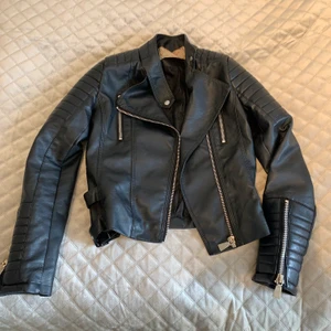 Chiquelle skinnjacka i läderimitation - Stl. 36. Fint skick men har ett litet skrap märke under armen (se bilden ovan). Inte äkta skinn. Ordinarie pris - 700kr, säljer för 275kr