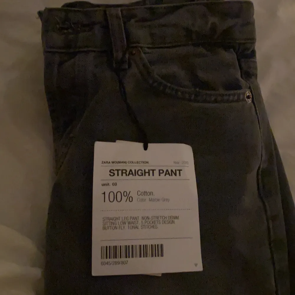 Säljer nu mina helt oanvända slutsålda jeans från zara i strl 36 pga att dom var för små, köp direkt för 800+frakt, annars buda från startbudet 300 & höj med minst 20✨💞 (om någon vill BYTA ett par 38 mot dessa 36 går det lika bra) budning slut på torsdag 18/5 (högsta bud: 680). Jeans & Byxor.