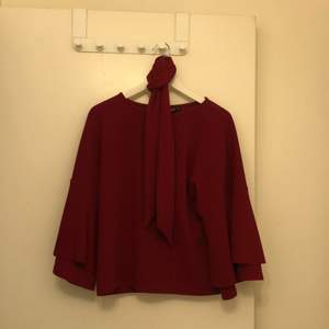 Fin röd tröja från Shein. Väldigt bra kvalité. Inte allas använd ofta, använd någon gång i bra skick. Storlek S. Priset är 35kr. Köparen står för frakten! 