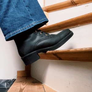 Dasia boots strl 40/41 - Vår/höstkängor av äkta läder med tunt foder och liten klack. Använda en gång, så perfekt skick. Så sköna, men säljer för att jag har för många liknande. Nypris: 1200:-, pris kan diskuteras vid snabb affär!