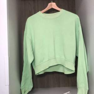 Neon grön sweatshirt, starkare färg i verkligheten. Från Bershka i storlek 38/ M. Använd i bra skick. Priset är 30kr. Köparen för stå för frakten. :)