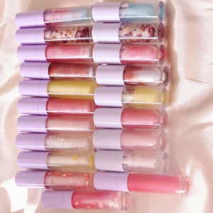 SISTA LÄPPGLAS SALE😍🦋 - Läppglans rea!! Läppglans i olika smaker och färger, genomskinlig och pigmenterad 😍. Finns i jordgubb, bubblegum, äpple, vaniljros, cotton candy, ananas, lemon, vanilj.     Squeeze tuber- 25kr, 7ml wand tuber - 36kr, 9ml wand tuber- 48kr.                                                  INGREDIENSER:  kokosolja, sweet almond olja, smak olja, E vitamin, och vegan läppglans bas.                                Jag skickar bild på paketet innan jag posta.  Frakt är 16kr om man köpa ett/ två. Men vid köp av mer än två beror Frakt Priset på hur mycket paketet vägar. 