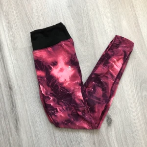 Träningstights - Säljer dessa otroligt bekväma tights!! 🦋Tyget är väldigt stretchiga och passar xs/s.⚡️ Påminner om gymshark tightsen! 🤩De är i använt skick men gör avsokut att användas på nytt🥰