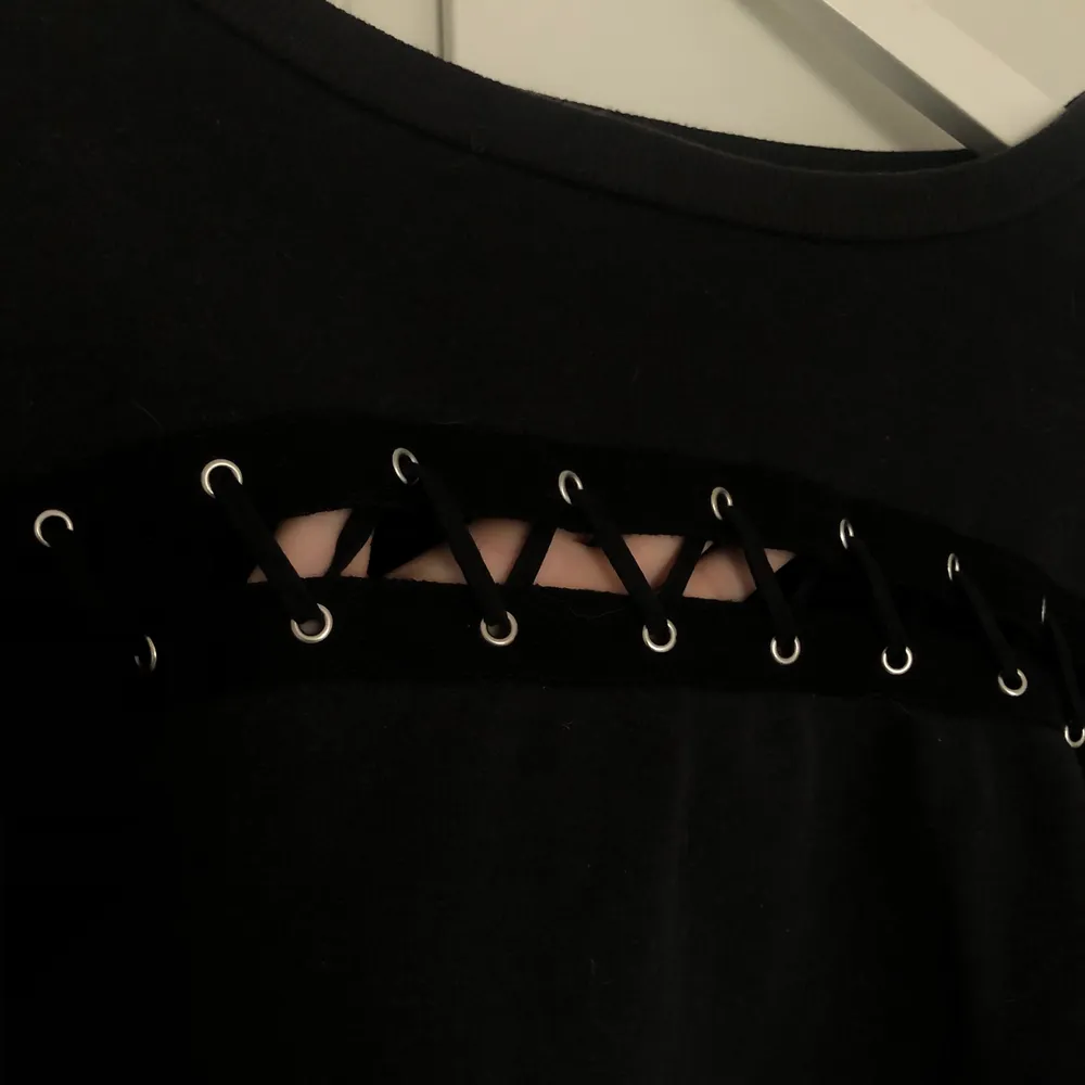 En svart croppad tröja från Zara. Sista bilden visar hur sicksack hålen ser ut. Storlek S🤍. Toppar.