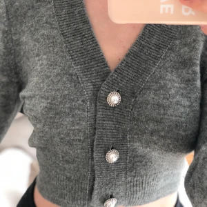 Kofta - Jättefin kofta från H&M i kortar modell. Väldigt mjuk och mysig! Aldrig använd så den är helt som ny!