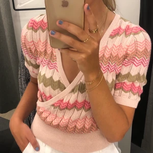 Söt rosa omlott-top - INTRESSEKOLL på denna eftertraktade tröjan! Köpte i somras storlek S. Buda i kommentarerna eller skriv privat vid intresse