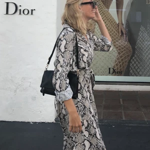 Klänning med ormskinnmönster - Säljer denna fina klännig från H&M. Storlek 36 men går att justera i midjan med skärp så passar även 34 & 38. Nypris 399. Buda i kommentarerna eller skriv privat vid intresse!💕