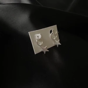 Örhängen  - Jättefina silvriga örhängen med en stjärna på! Nickelfria! 