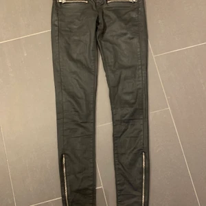 Byxor i skinn - Byxor med skinnlikande material, aldrig använda då de varit för små