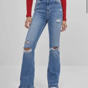 Bershka Bootcut jeans - Säljer mina bootcut jeans från bershka! Köpte de i oktober me.n har använts 5 ggr max  Bra skick och har inga defekter. Köptes för 399kr. Kan såklart skicka egna bilder!! Skriv om du har några frågor.🥰