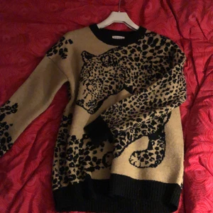 Stickad tröja  - Jättefin och skön stickad tröja med leopardprint. Köpare står för frakt 