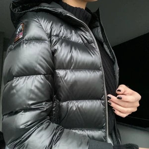 Parajumper Mariah - ♥️Kollar intresset för min älskade jacka som jag haft i ett år. Den är som ny & är i storlek XS. Fantastisk passform, kort och passar både höst, vinter och tidig vår. Bilderna från google men kan självklart skicka egna 🤍 köpt på NK i stockholm för 5000kr