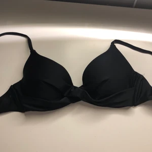 Bikiniöverdel från Nelly⚡️ 75B - Säljer för 100kr då frakt ingår i priset. Sparsamt använd då den inte riktigt passade på mig