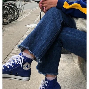 Converse - Säljer marinblå Converse i 38, hör av er för vid frågor. Inga bud köp direkt för 350❤️