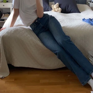 Blå jeans - Asnajs blå jeans. Sitter långt på mig som är 177 men passar även kortare om man vill att de ska va lite längre, sitter bra i midjan och runt rumpan. Aldrig använda, helt nya. Buda!! Köpte står för frakt.