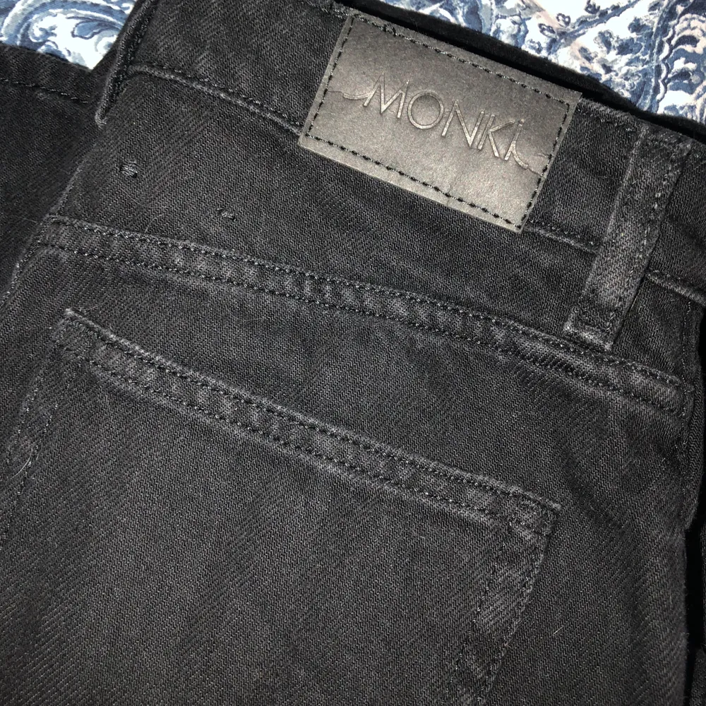 Trendiga svarta jeans från Monki.  storlek 27 i midjan och högmidjade. Knappt använda och inga synliga fel på dem. Köpta för 400 kr. . Jeans & Byxor.