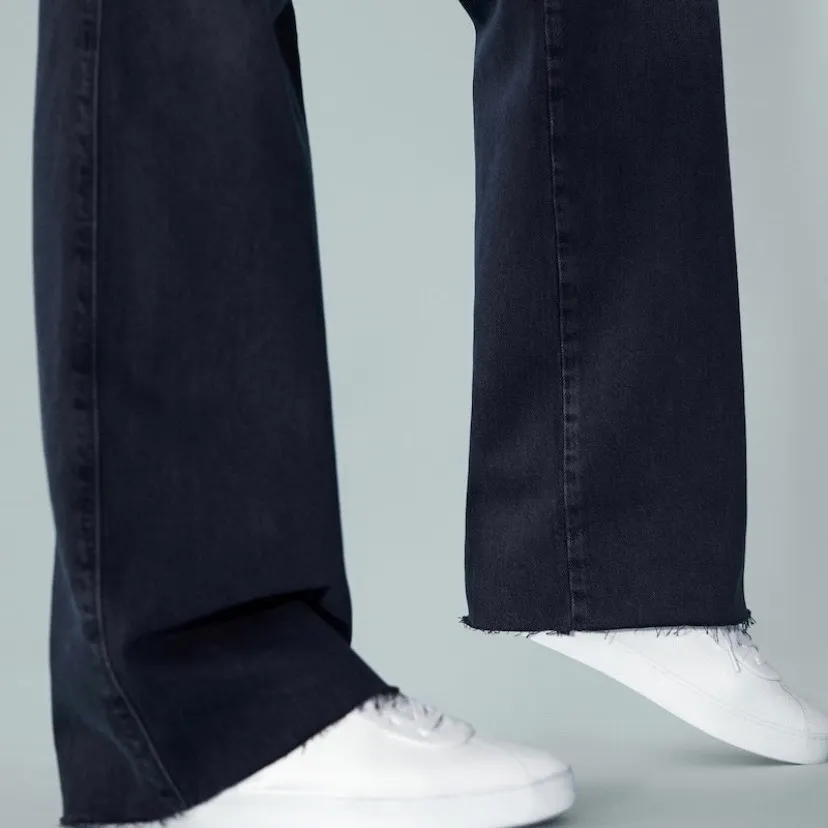 Snyggaste jeansen!!! perfekt längd (jag är 177 cm och sitter precis som modellen på bilden). De är svart/gråa och från Massimo dutti, originalpris 700 kr och de är sparsamt använda💞. Jeans & Byxor.