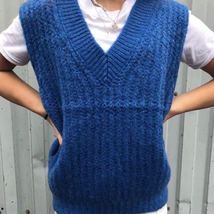 Stickad väst - Säljer mitt jätte fina stickade väst som inte kommer till användning längre:(❤️ den är storlek s/m, den är sparsamt använd och ser så gott som ny ut❤️