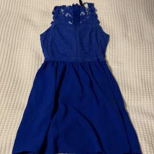 Blå kort klänning med spets från Divided i storlek 36