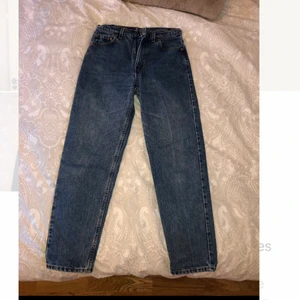 Blåa Levis jeans  - Vintage Levis, lite slitage mellan benen men annars inget. Skriv om du har frågor. Väljs leverans står kund för leveransen.