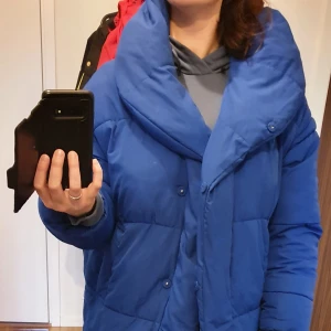 Blå puffer jacket jacka hm oversize modell 36 - Härlig kornblå overall modell storlek 36. Passar upp till 40. Jackan är i fint skick.  Förutom ett pyttelitet hål som syns på bild 3 som är fixat. Syns inte . Men som sagt väldigt fin övrigt . Skickas med posten spårbart 99 kr eller hämtas upp. 