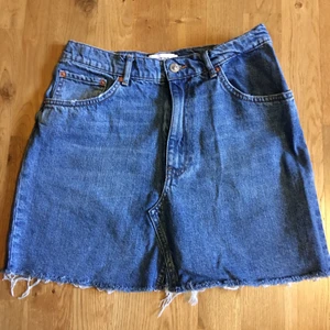 Jeanskjol från Zara - Fin jeanskjol från Zara.                                                            Strl M, midjemått 78 cm, längd 41 cm.                            Frakt tillkommer 