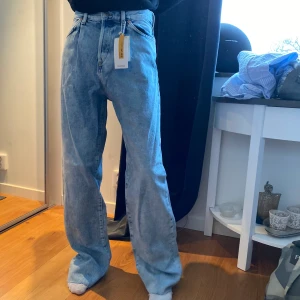 Jeans från Mango - Nya och helt oanvända coola jeans från Mango! Buda från 200kr.
