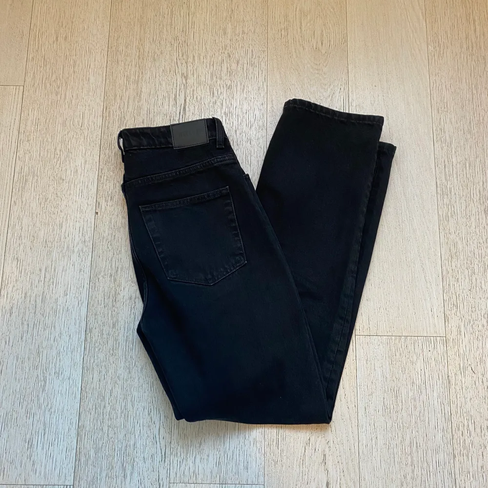 Svarta jeans från Weekday i modellen Voyage. Använda endast 1 gång pga fel storlek. Höga i midjan, raka i benen. Köparen står för frakt!💸 (Nypris 500 kr). Jeans & Byxor.