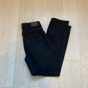 Svarta jeans från Weekday i modellen Voyage. Använda endast 1 gång pga fel storlek. Höga i midjan, raka i benen. Köparen står för frakt!💸 (Nypris 500 kr)