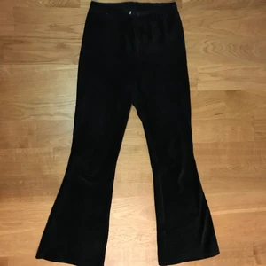 Mjukisbyxor - Sköna mjukisbyxor i manchester. Bootcut modell. Svarta. Storlek S. Vid intresse, hör av dig. Köparen står för frakten. 