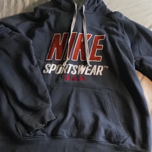 Trendig Äkta Nike vintage hoodie - Astrendig unik Vintagenike hoodie, så skön o snyggt oversize! Extrem pintrest vibe!! Storlek L, passar alla beroende på hur man vill att den ska sitta, fraktar/möts i sthlm🥰