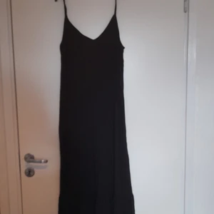 Maxi klänning/lång klänning - Denna kläning är knapp andvänd, den är i bra skick och är ganska lång. Drn har lite volanger ned till. Om ni är intesserade får ni jätte gärna höra av er eller skriva ett bud. Frakten står säljaren för!❤