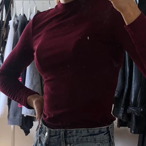 långärmad topp - vinröd långärmad topp från nelly! superfin men kommer inte till användning😪💞