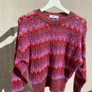 Stickad tröja - Säljer min oanvända stickade tröja från Mango!! 💗💜 Den har viss del guldiga detaljer och är färgglad 💛💜💙💕 Kontakta mig om du är intresserad!! Köparen står för frakt 🚚  (bud nu: 305+frakt)