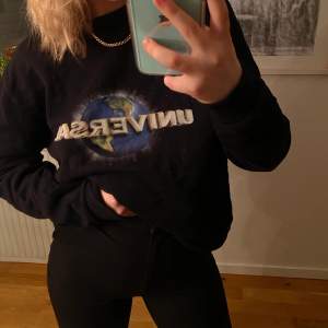 Cool svart univursal sweatshirt köpt på ASOS. Fint skick och väldigt skön. Storlek S/M🤍