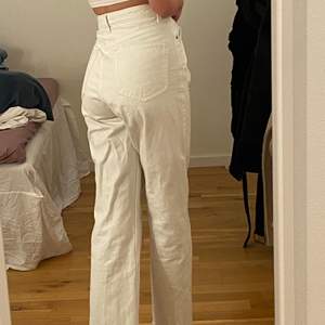 Ett par vita jeans från weekday i modellen Rowe, använda ganska många ggr men frf väldigt fina. Säljer p.g.a. Att dem är lite förkorta för mig. Skulle säga att byxorna passar någon som är mellan 160-166 beroende på hur man vill att dem ska sitta. Frakt 45 kr, pris går såklart att diskuteras✌️🥰