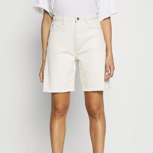 Långa beige jeansshorts 🖤 - Köptes förra sommaren men har endast använt dom 2-3 gånger. Från Nelly men märket är Missguided, supersköna & trendiga! Egna bilder skickas vid intresse 🖤