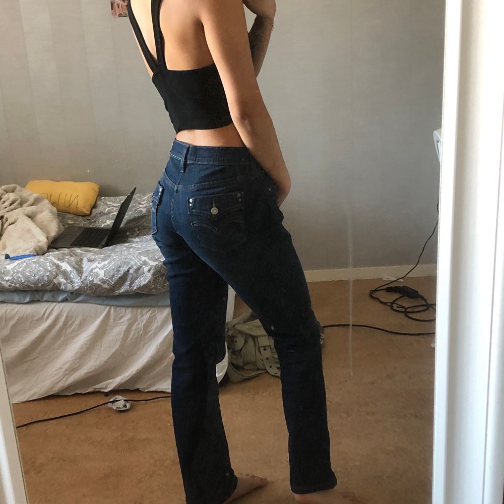 Svinfeta levis jeans i modellen 505 straightleg. Lågmidjad modell men går att ha bälte så dom sitter mer midwaist💖. Midja 68cm och längd 76cm. Köpta på myrorna men bara använda av mig ca 3 gånger då dom inte sitter riktigt som jag vill ha dom. Fraktinfon står nedan!!. Jeans & Byxor.