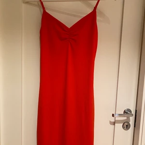 Röd klänning - Säljer denna sjukt snygga röda klänningen, stretchigt material och sitter som ett smäck. Helt oanvänd, endast testad en gång. Storlek Xs 🥰