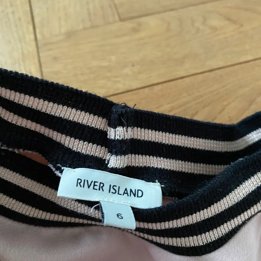 Rosa blus från River Island. Väldigt skön och fin blus.🥰 Frakt tillkommer. . Blusar.