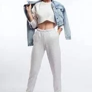 Mjukisbyxor från gina tricot - Säljer dessa mjukisbyxor från gina tricot för att de är för stora för mig. De är köpta på plick så använda sen innan men jag har bara provat de. De är noppriga i tyget därav priset. Skicka privat för fler bilder. (priset är exkl frakt men kan tänka mig att gå ner i pris vid snabb affär) 