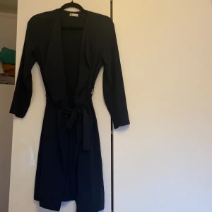 Kappa  - Säljer min jätte fina kappa som är oanvänd. (Färg mörkblå)Har testat men har nt haft nån användning då jag hade samma modell i en annan färg. 