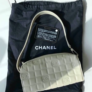 Chanelväska - Lägger ut igen pga många oseriösa som hörde av sig. Ska sälja min underbara chanelväska. Kort och dustbag finns, även äkthetsbevis från Vestiaire Collective. Snälla skriv bara om du är seriös. Tar emot bud från 5000, skriv privat!🌼💗