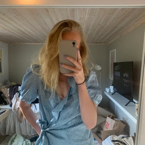 Topp från & other stories - Supersöt topp som man knyter från & other stories. Knappt använd! Köparen betalar frakten💗🧚🏼☀️🌼